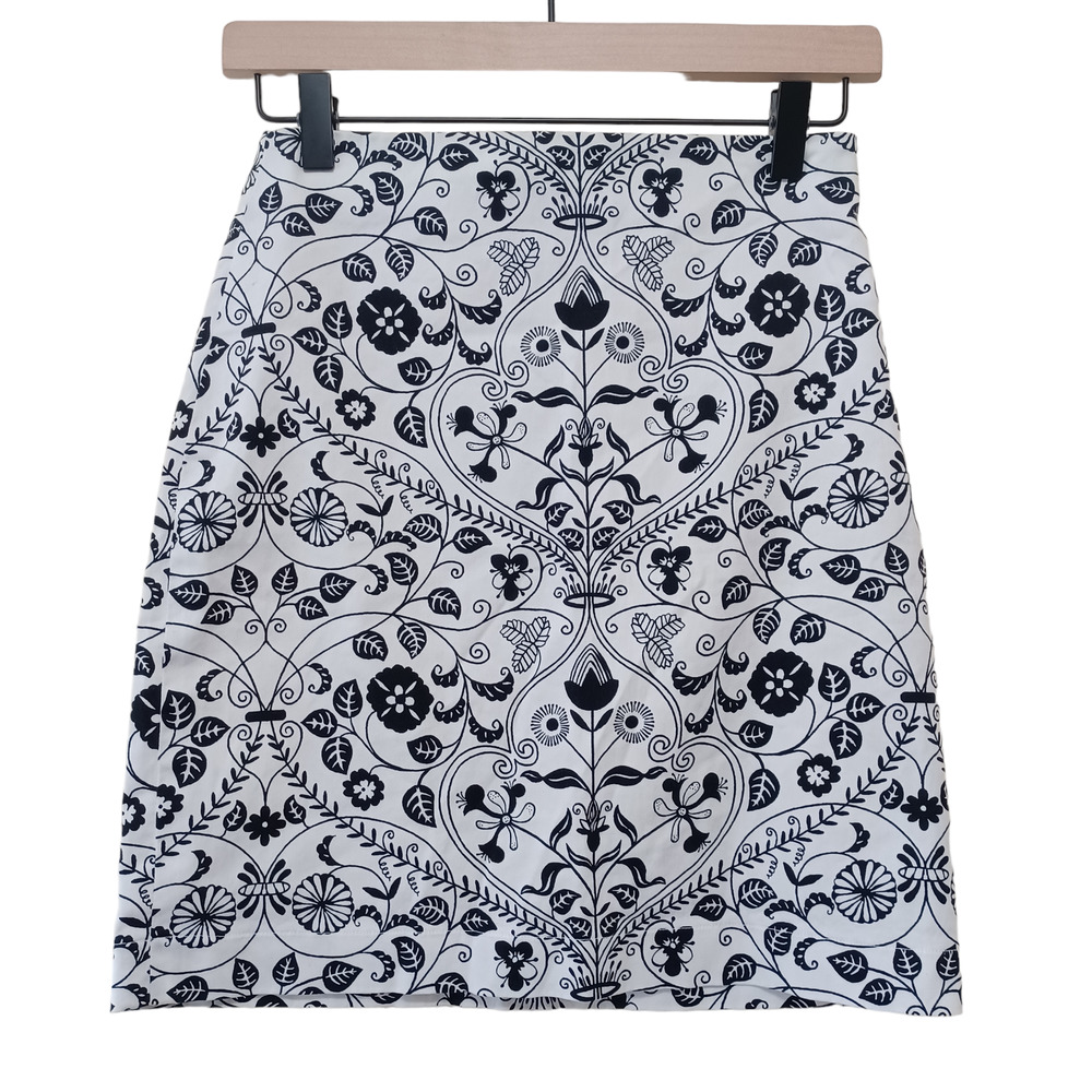 ANN TAYLOR Printed A Line Skirt Size 6 Black/White